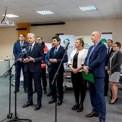 Wojciech Saługa, Marszałek Województwa Śląskiego, przemawia na konferencji prasowej w Szpitalu Wielospecjalistycznym w Jaworznie. (wygenerowano przez AI)