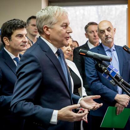 Wojciech Saługa, Marszałek Województwa Śląskiego, prowadzi konferencję prasową o inwestycjach w ochronę ludności i obronę cywilną w Jaworznie. (wygenerowano przez AI)