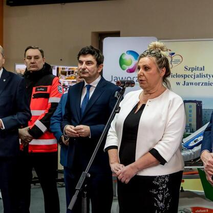 Wojciech Saługa, Marszałek Województwa Śląskiego, prowadzi konferencję prasową w Szpitalu Wielospecjalistycznym w Jaworznie, podkreślając inwestycje w ochronę ludności i bezpieczeństwo publiczne. (wygenerowano przez AI)