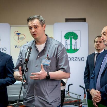 Zdjęcie przedstawia konferencję prasową w Jaworznie, gdzie przedstawiciele administracji i medycyny omawiają działania w zakresie ochrony ludności i bezpieczeństwa publicznego. (wygenerowano przez AI)