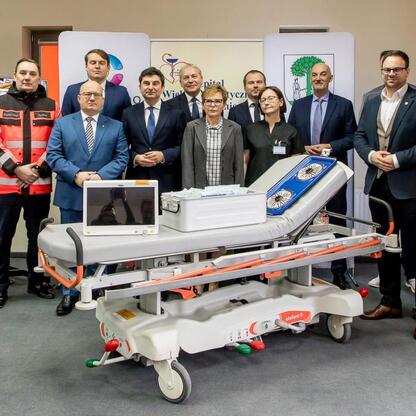 Wojciech Saługa, Marszałek Województwa Śląskiego, przemawia na konferencji prasowej w Szpitalu Wielospecjalistycznym w Jaworznie. (wygenerowano przez AI)