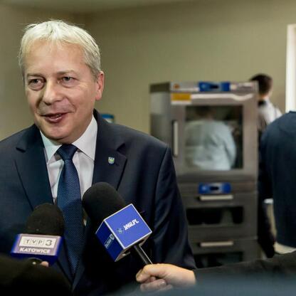 Marszałek Wojciech Saługa w trakcie konferencji prasowej, omawiając sukcesy w ochronie publicznego zdrowia i bezpieczeństwa. (wygenerowano przez AI)