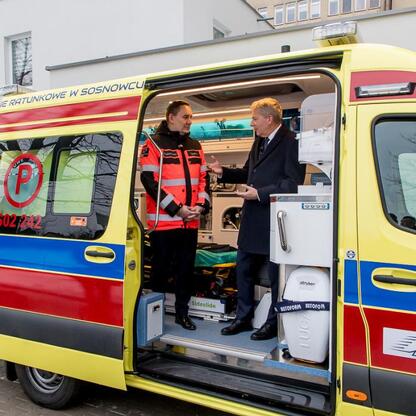 Wojciech Saługa, Marszałek Województwa Śląskiego, inspektuje nowoczesną karetkę medyczną w ambulansie. (wygenerowano przez AI)
