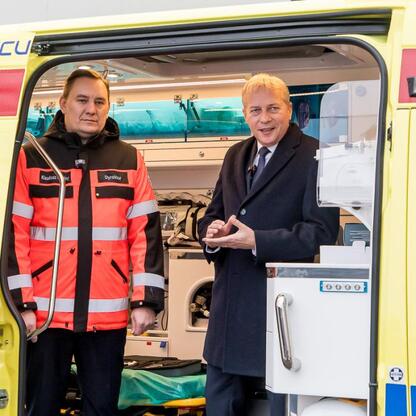 Wojciech Saługa, Marszałek Województwa Śląskiego, inspektuje nową karetkę ambulansową w Jaworznie. (wygenerowano przez AI)