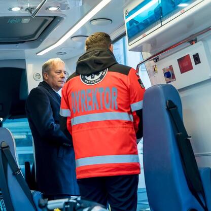 Wojciech Saługa, Marszałek Województwa Śląskiego, inspektuje wyposażenie nowoczesnej karetki w ambulansie, podkreślając znaczenie inwestycji w bezpieczeństwo publiczne. (wygenerowano przez AI)