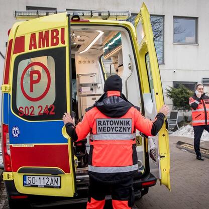 Ambulans z napisem 
