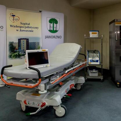 Nowoczesny szpital w Jaworznie, wyposażony w nowoczesne urządzenia medyczne, zaznaczający znaczące inwestycje w ochronę zdrowia i bezpieczeństwo publiczne. (wygenerowano przez AI)