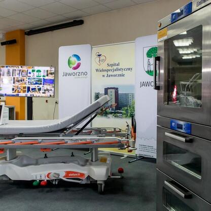 Nowoczesny szpital w Jaworznie, wyposażony w najnowsze urządzenia medyczne, zgodnie z inwestycjami w zdrowie i bezpieczeństwo publiczne. (wygenerowano przez AI)