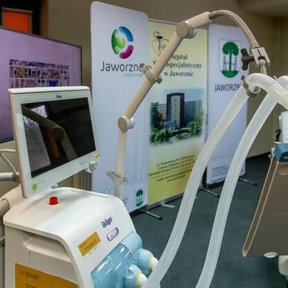 Nowoczesny respirator Dräger w szpitalu w Jaworznie, finansowany z funduszy rządowych. (wygenerowano przez AI)