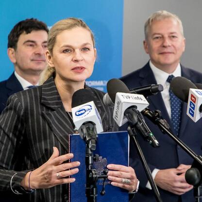 Wojciech Saługa, Marszałek Województwa Śląskiego, przemawia na konferencji o reformie edukacji, wspierany przez Henryka Kiepuru, wiceprezesa MEN. (wygenerowano przez AI)