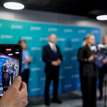 Fotografia przedstawia konferencję prasową w Śląskim Stadionie, gdzie przedstawiciele MEN prezentują inicjatywę 