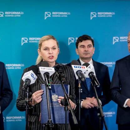 Wojciech Saługa, Marszałek Województwa Śląskiego, prowadzi konferencję prasową o reformie edukacji 