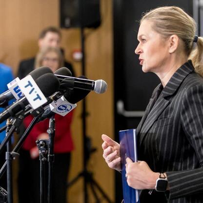 Na zdjęciu przedstawiona jest Barbara Nowacka, minister edukacji, podczas konferencji w ramach inicjatywy 