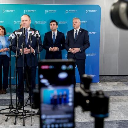 Wojciech Saługa, Marszałek Województwa Śląskiego, prowadzi konferencję prasową o reformie edukacji 