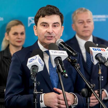 Marszałek Województwa Śląskiego Wojciech Saługa przemawia na konferencji o reformie edukacji. (wygenerowano przez AI)