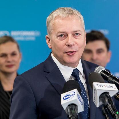Marszałek Województwa Śląskiego Wojciech Saługa przemawia na konferencji o reformie edukacji. (wygenerowano przez AI)