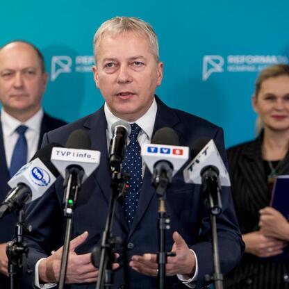 Marszałek Województwa Śląskiego Wojciech Saługa przemawia na konferencji o reformie edukacji. (wygenerowano przez AI)