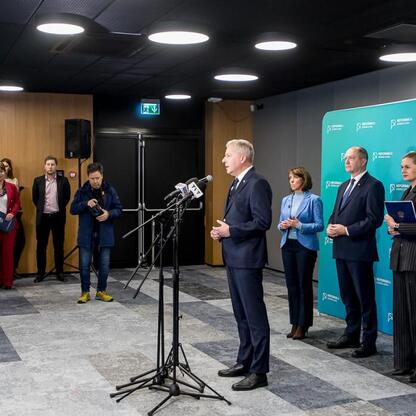 Wojciech Saługa, Marszałek Województwa Śląskiego, prowadzi konferencję prasową o reformie edukacji. (wygenerowano przez AI)