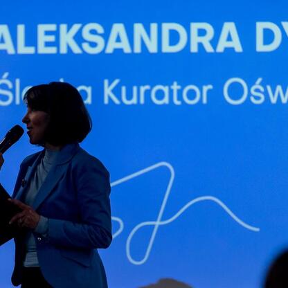 Aleksandra Dyla, Dyrektor Państwowego Kuratora Edukacji, przemawia na konferencji 