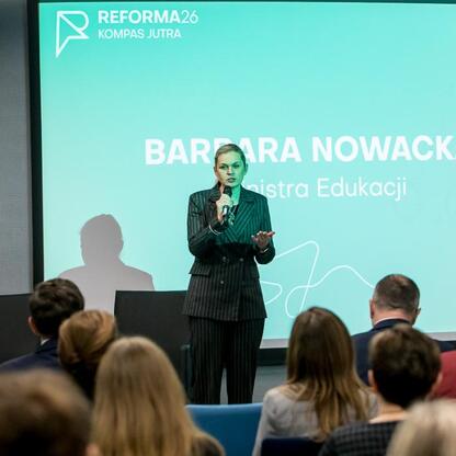 Barbara Nowacka, minister edukacji, przemawia na konferencji 