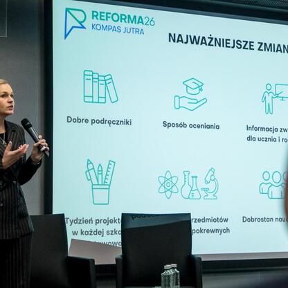 Na konferencji wojewódzkiej w Sosnowcu przedstawicielka MEN Barbara Nowacka prezentuje zmiany w edukacji, podkreślając potrzebę modernizacji i przygotowania uczniów do przyszłości. (wygenerowano przez AI)