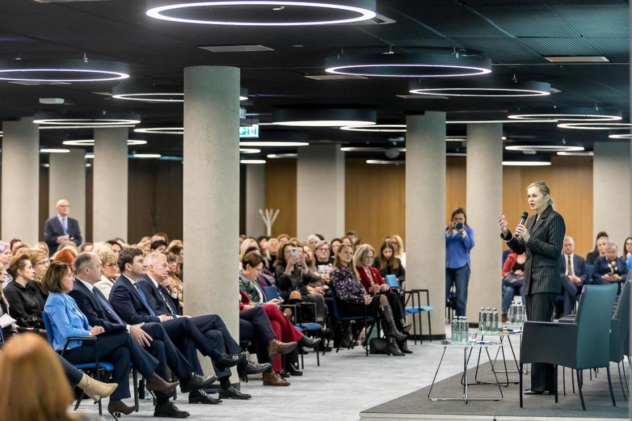 Konferencja edukacyjna w Sosnowcu: Nauczyciele dyskutują o przyszłości polskiej edukacji. (wygenerowano przez AI)