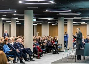 Konferencja edukacyjna w Sosnowcu: Nauczyciele dyskutują o przyszłości polskiej edukacji. (wygenerowano przez AI)