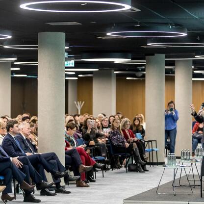 Konferencja edukacyjna w Sosnowcu, na której przedstawiciele MEN omawiają reformę 