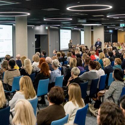 Konferencja edukacyjna w Sosnowcu: Nauczyciele i władze dyskutują o przyszłości polskiej edukacji. (wygenerowano przez AI)