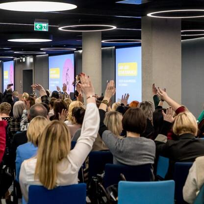 Konferencja edukacyjna w Sosnowcu: Nauczyciele dyskutują o przyszłości polskiej edukacji. (wygenerowano przez AI)