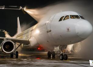 Katowice Airport: nocna de-icing akcja przed startem samolotu, zmodernizowana infrastruktura zapewnia bezpieczne loty. (wygenerowano przez AI)