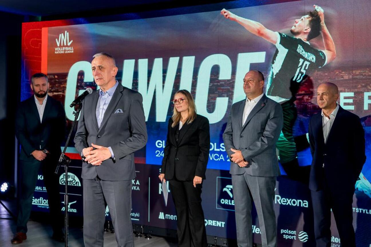 Wicemarszałek Województwa Śląskiego Leszek Pietraszek na konferencji prasowej w PreZero Arenie w Gliwicach. (wygenerowano przez AI)