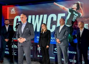 Wicemarszałek Województwa Śląskiego Leszek Pietraszek na konferencji prasowej w PreZero Arenie w Gliwicach. (wygenerowano przez AI)