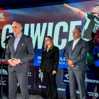Leszek Pietraszek, wicemarszałek Województwa Śląskiego, wraz z kolegami prezentuje wydarzenia sportowe w Gliwicach. (wygenerowano przez AI)