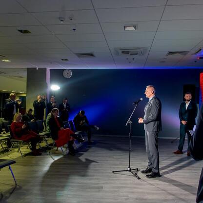 W PreZero Arenie Gliwice, na prestiżowym turnieju Siatkarskiej Ligi Narodów, mąż prowadzi spektakularny mównicę dla zgromadzonej publiczności. (wygenerowano przez AI)