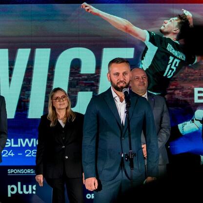 Wicemarszałek Województwa Śląskiego Leszek Pietraszek na scenie podczas konferencji prasowej związanych z Siatkarską Ligą Narodów i finałem minisiatkówki. (wygenerowano przez AI)