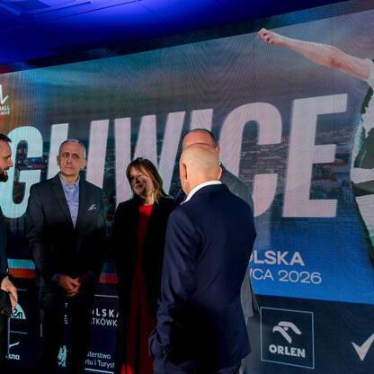 Wicemarszałek Województwa Śląskiego Leszek Pietraszek uczestniczy w ceremonii związanych z Volleyball Nations League w Gliwicach. (wygenerowano przez AI)