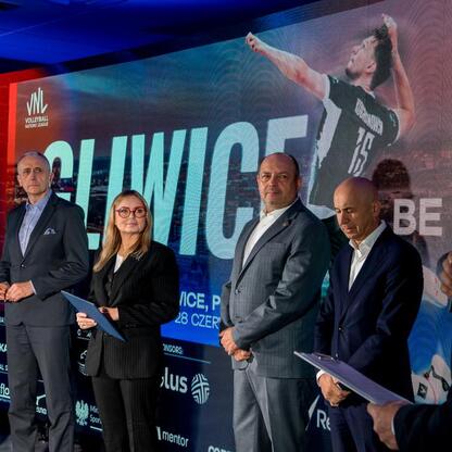 Wicemarszałek Województwa Śląskiego Leszek Pietraszek uczestniczy w oficjalnym wydarzeniu w Gliwicach, związany z Volleyball Nations League. (wygenerowano przez AI)