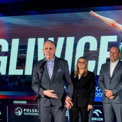 Wicemarszałek Województwa Śląskiego Leszek Pietraszek na konferencji prasowej w PreZero Arenie w Gliwicach. (wygenerowano przez AI)