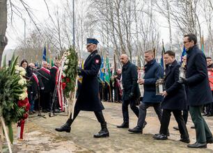 Zapalono znicze i odmówiono modlitwę w intencji ofiar katastrofy hali MTK. (wygenerowano przez AI)