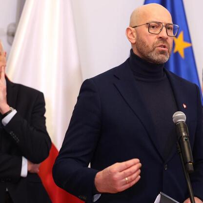 Jakub Rutnicki, minister Sportu i Turystyki, prezentuje program modernizacji infrastruktury sportowej w Gmachu Sejmu Śląskiego. (wygenerowano przez AI)