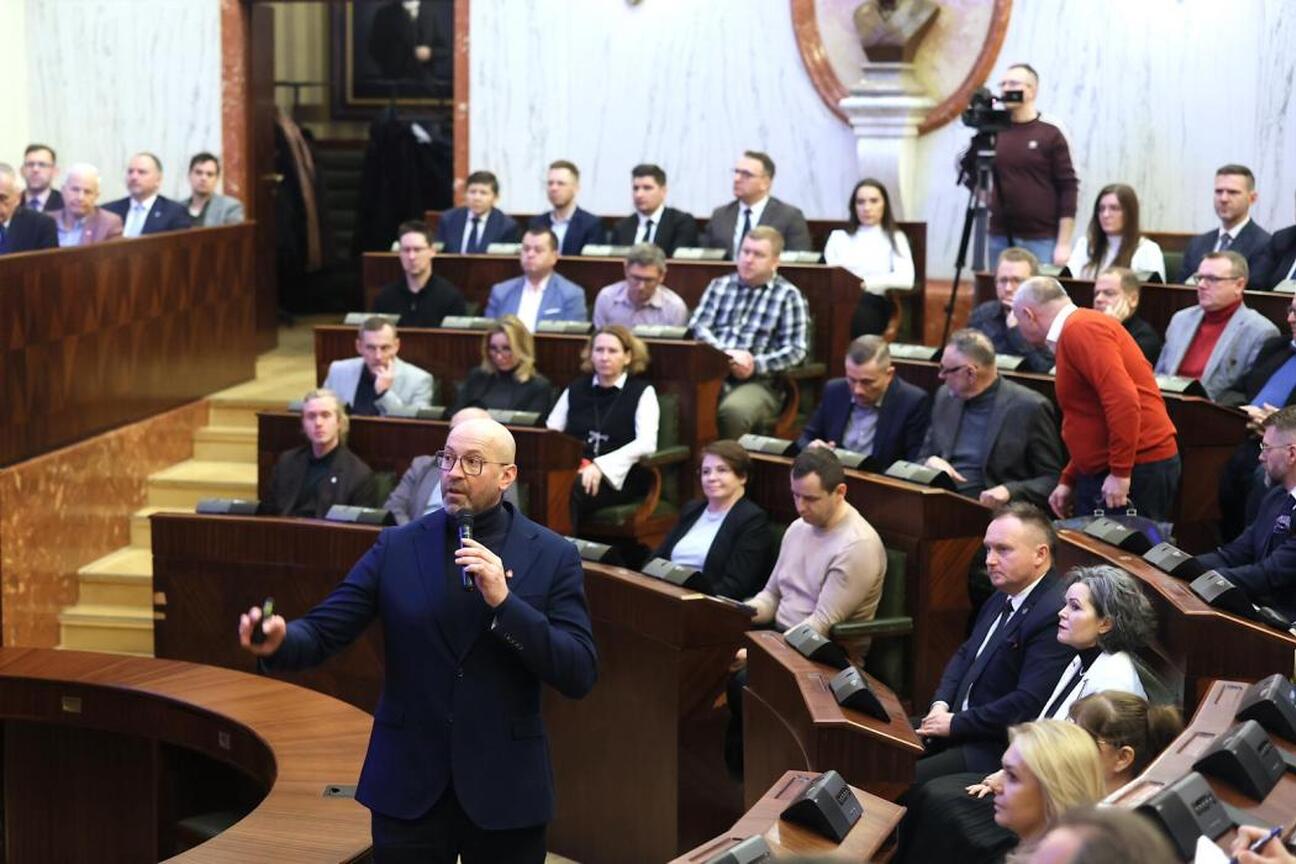 Wicemarszałek Województwa Śląskiego Leszek Pietraszek przewodniczy briefingu w Gmachu Sejmu Śląskiego, omawiając programy i zadania Ministerstwa Sportu i Turystyki. (wygenerowano przez AI)