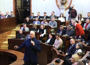 Wicemarszałek Województwa Śląskiego Leszek Pietraszek przewodniczy briefingu w Gmachu Sejmu Śląskiego, omawiając programy i zadania Ministerstwa Sportu i Turystyki. (wygenerowano przez AI)