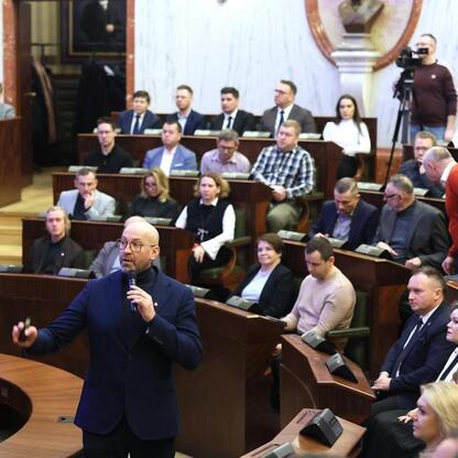 Briefing prasowy w Gmachu Sejmu Śląskiego, gdzie minister sportu i turystyki Jakub Rutnicki informuje o programach budowy i modernizacji infrastruktury sportowej. (wygenerowano przez AI)