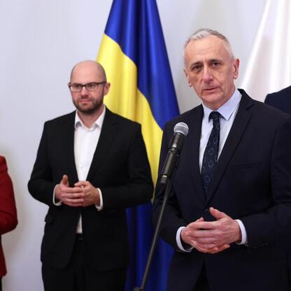 Wicemarszałek Województwa Śląskiego Leszek Pietraszek podczas briefingu prasowego o programie modernizacji infrastruktury sportowej. (wygenerowano przez AI)