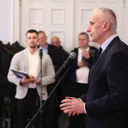 Wicemarszałek Województwa Śląskiego Leszek Pietraszek przemawia na briefingu prasowym w Gmachu Sejmu Śląskiego, podkreślając znaczenie budowy i modernizacji infrastruktury sportowej. (wygenerowano przez AI)