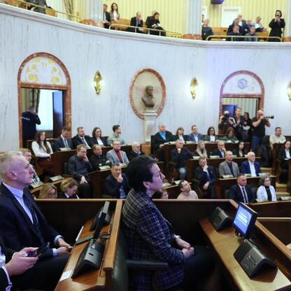 Wicemarszałek Województwa Śląskiego Leszek Pietraszek przewodniczy briefingu w Gmachu Sejmu Śląskiego, omawiając programy i zadania Ministerstwa Sportu i Turystyki. (wygenerowano przez AI)