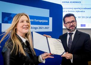 Joanna Bojczuk i Marcin Ryś odbierają nagrody za projekty odnawialnych źródeł energii. (wygenerowano przez AI)