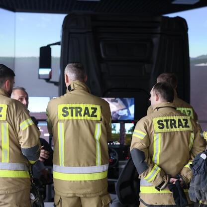 Grupa strażaków w mundurach 