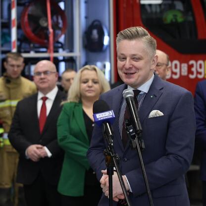 Na konferencji prasowej w WORD w Katowicach ogłoszono szkolenia dla młodych strażaków OSP. (wygenerowano przez AI)